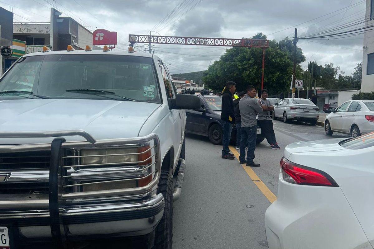 El cierre de la avenida principal ocasionó caos vial en el centro de Ixmiquilpan | Foto: Carlos García