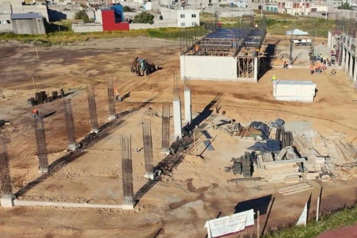 Durante un recorrido, se observó que se colocaron castillos que funcionarán como soporte de otra construcción | Foto: Carlos Cisneros