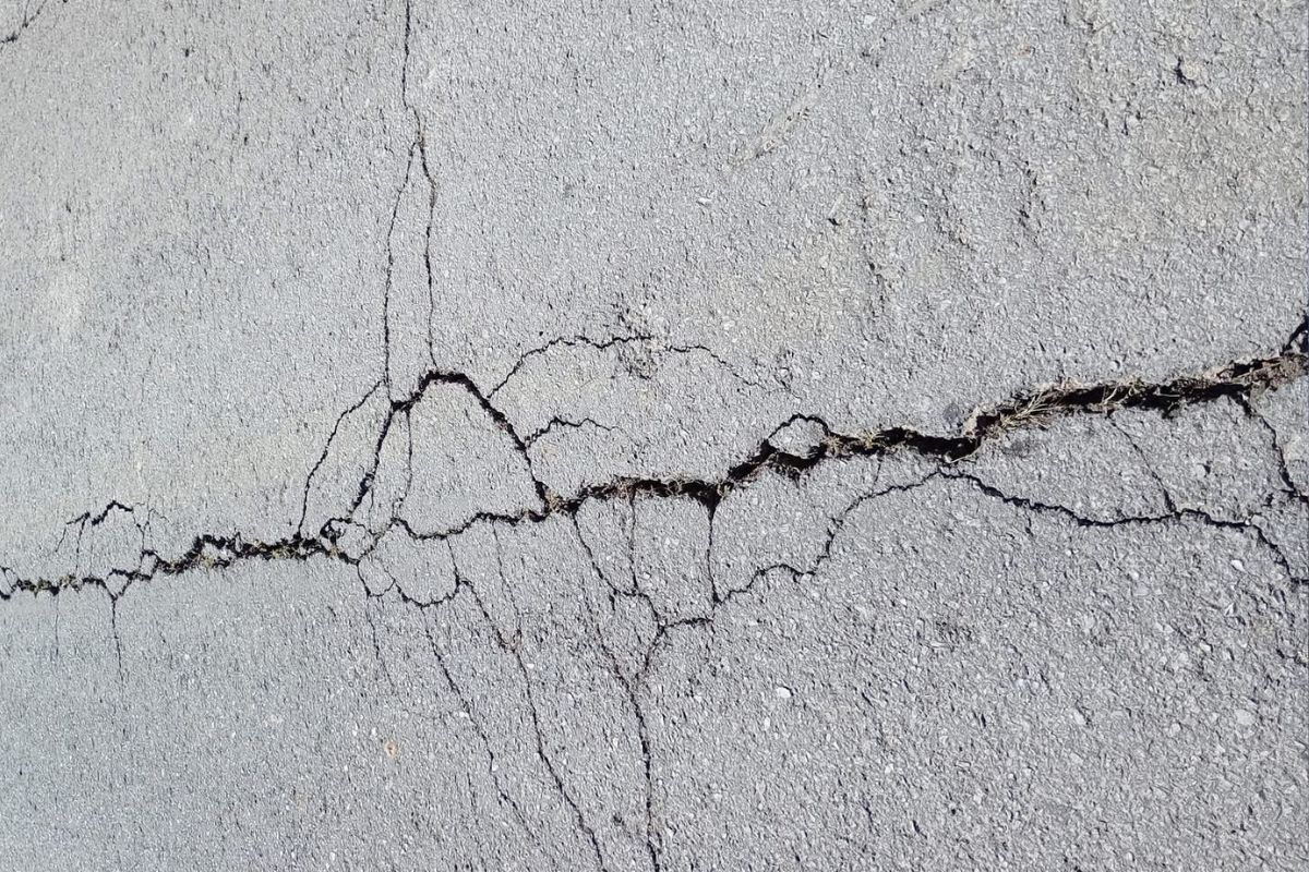 En la inspección encontraron grietas en el pavimento asfáltico | Foto: Especial