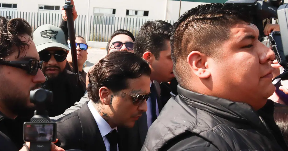 Christian Nodal llega al Centro de Justicia Penal Federal