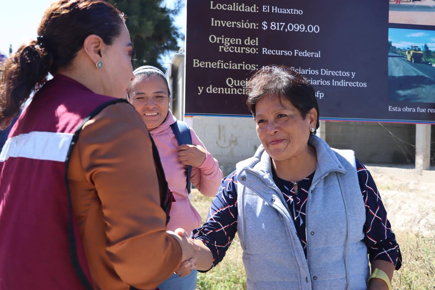 La presidenta municipal de Actopan, Imelda Cuéllar Cano, supervisó los avances de la rehabilitación con pavimento asfáltico en la avenida Ejército Constitucionalista, ubicada en la comunidad de El Huaxtho
