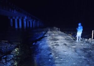 La humedad acumulada generó un derrumbre que afectó la circulación en la Sierra Alta.