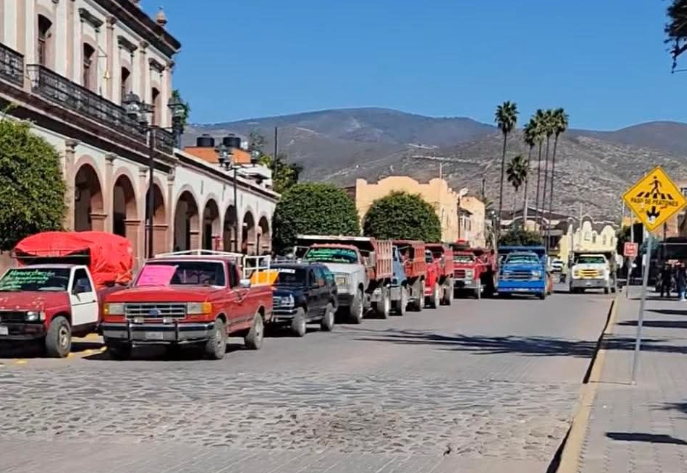 Protesta de transportistas en Zimapán por el mal estado de los caminos