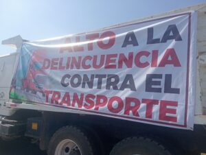 Los inconformes instalaron pancartas en los vehículos estacionados en las carreteras bloqueadasFoto: Martha Sáenz