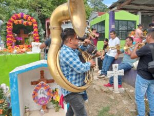 Músicos interpretaron canciones en honor a los difuntosFoto: Rizieri Plascencia