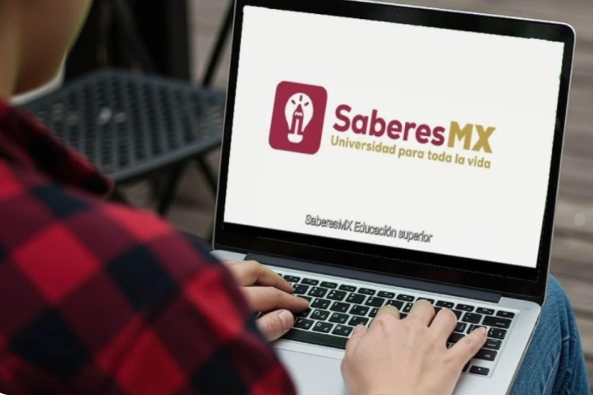Jóvenes consultan el curso inicial publicado en SaberesMX.