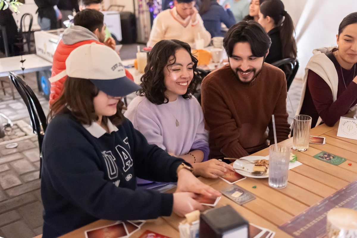 Convivencia, café y comunidad dieron vida a las Conversaciones que transforman el aprendizaje del inglés entre alumnos y vecinos. | Fotografías: Misael Salinas