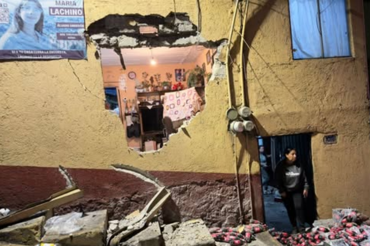 Protección Civil evaluó daños tras el impacto en la vivienda en la Ciudad de México.