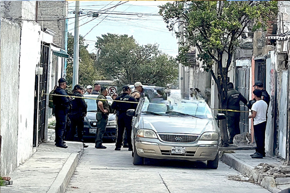 Elementos policiacos resguardaron la vivienda donde ocurrió el ataque en el Estado de México.