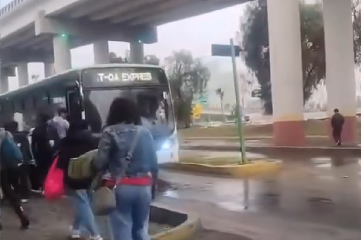 Operativos de Pachuca coordinan el traslado de pasajeros a otra unidad.