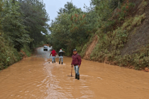 Las lluvias causaron encharcamientos en carreteras de TianguistengoFoto: Especial