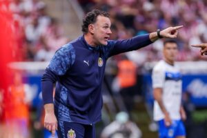 Milito pide mesura mientras busca llevar a Chivas más lejos en su primer torneo