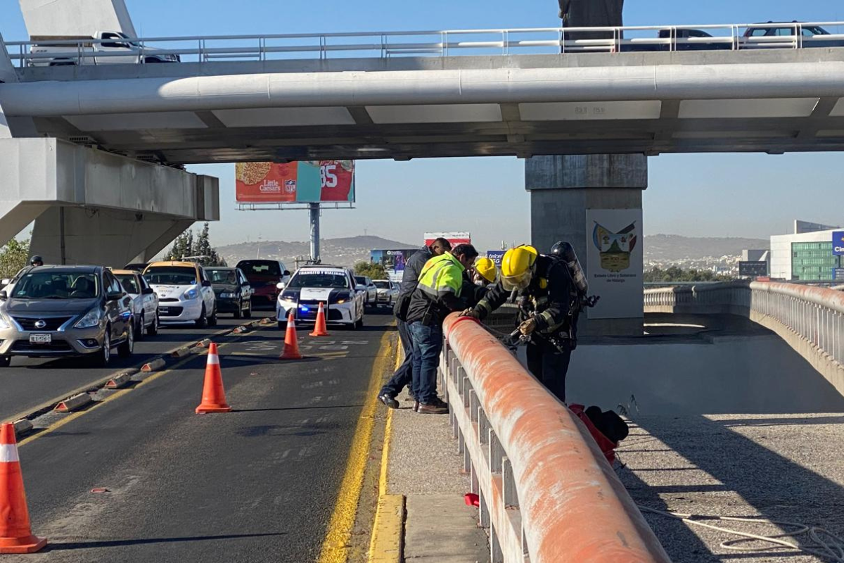 Las unidades de emergencia controlaron rápidamente el incendio en el puente Felipe Ángeles de Pachuca.
