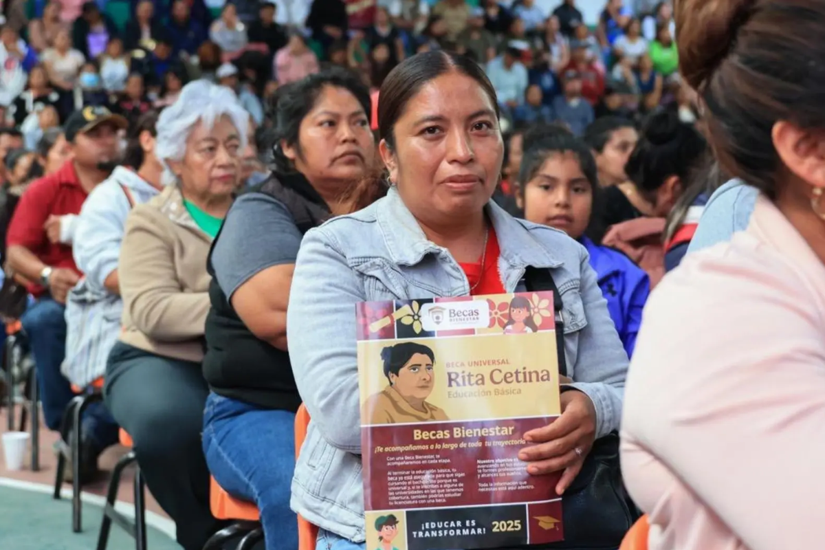 Los beneficiarios con más de un hijo en secundaria recibirán un monto adicional de 700 pesos por cada estudiante