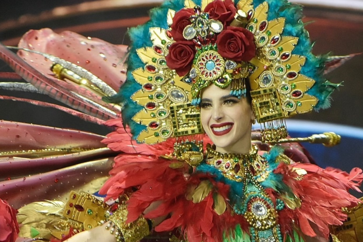 Fátima Bosch durante la competencia de Traje Nacional de Miss Universo 2025, destacando la riqueza cultural de México.