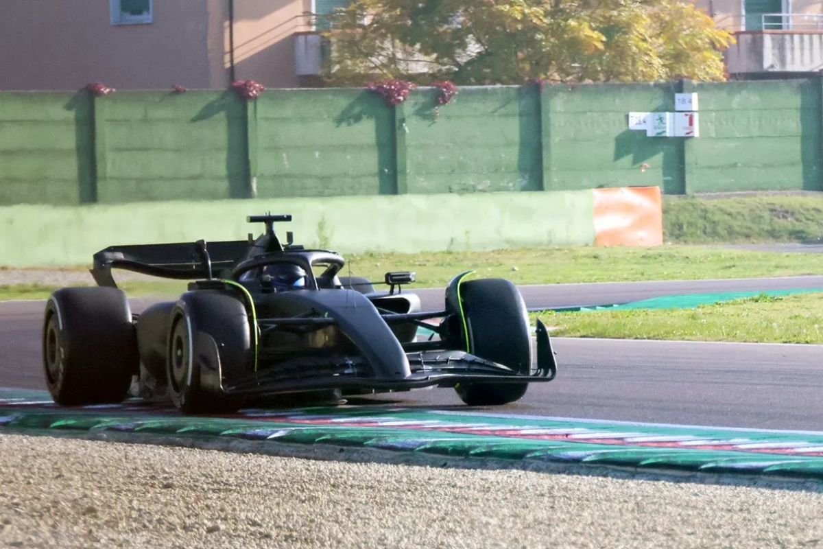 Checo Pérez completó su primera sesión con Cadillac utilizando un Ferrari SF-23.