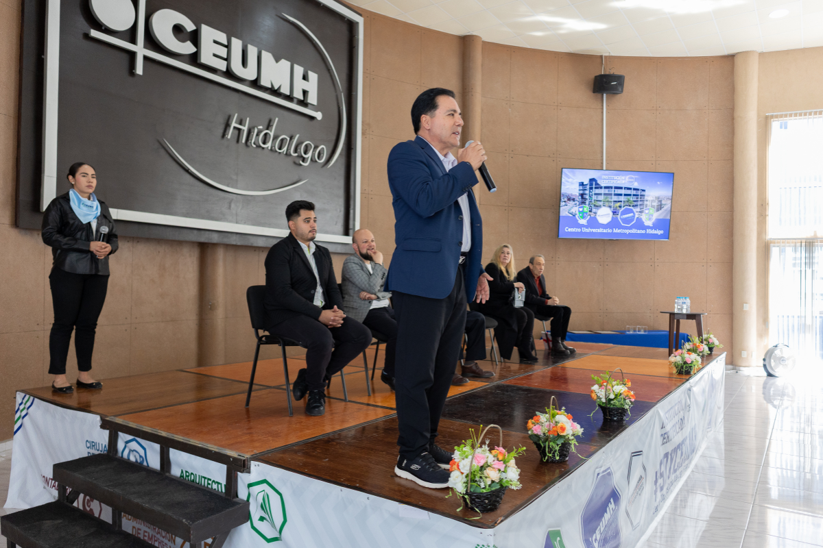 Autoridades del CEUMH, encabezadas por los rectores Eduardo Baños Pérez y Eduardo Baños Gómez, durante la ceremonia de condecoración. | Fotografías: Misael Salinas