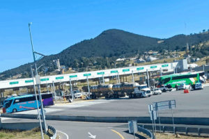 El bloqueo inició cerca de las 14:00 horas y mantiene varados a cientos de automovilistas en la vía federal México–Tuxpan.