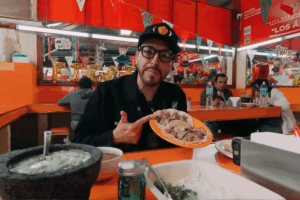 En Barbacoa y Consomé Los Ángeles, Lalo Villar degustó recetas con más de 50 años de historia, elaboradas bajo tierra con técnicas ancestrales