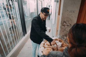 Su primer parada fue en un puesto de pan de la huasteca