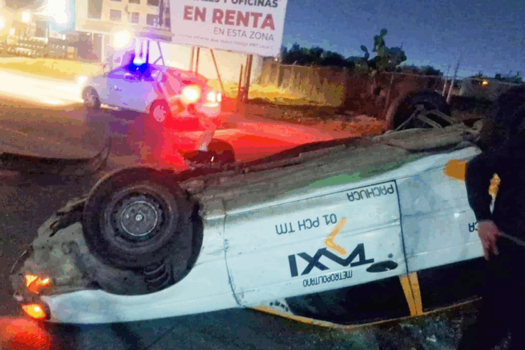 Volcadura de taxi metropolitano en Pachuca