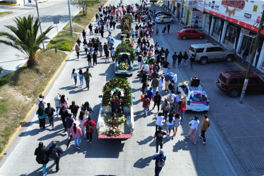 Devotos marcharon entre música y color por las calles de Pachuca durante la procesión de la Santa Muerte