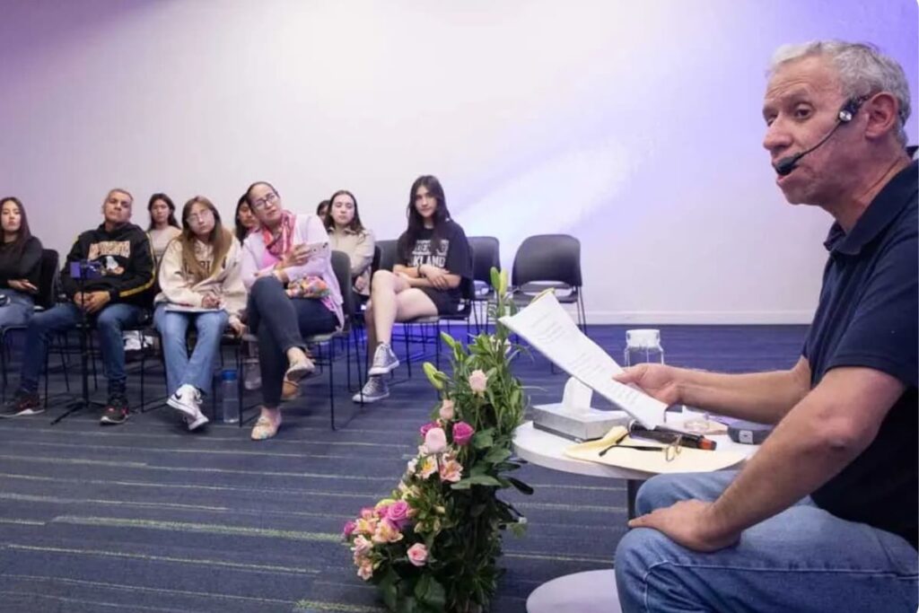 Añade un comentario…Antonio Malpica, escritor mexicano conversa con estudiantes y colaboradores del Tec campus Hidalgo