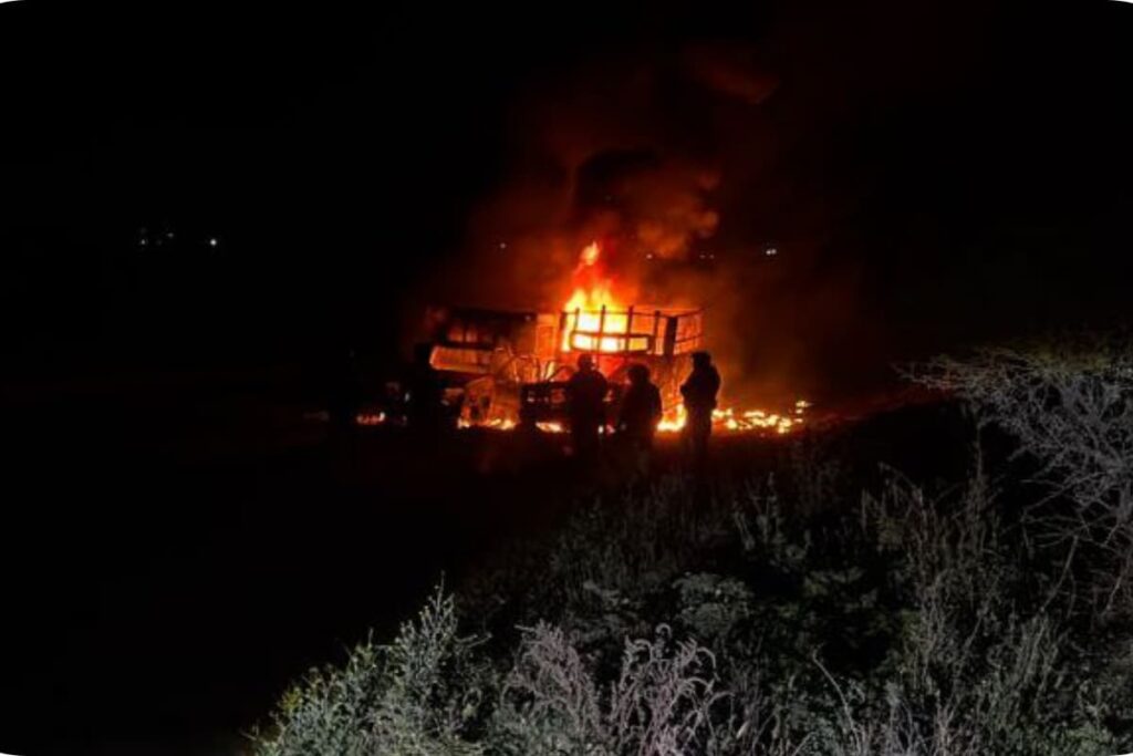 Momento en que las autoridades aseguran la zona tras el incendio en Tula de Allende
