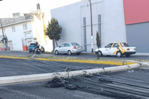 Tránsito colapsa en Mineral de la Reforma tras desplome de poste