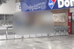 La central camionera registró un operativo luego de que un hombre fuera encontrado muerto, sin señales de agresión, en la zona de espera del inmueble.