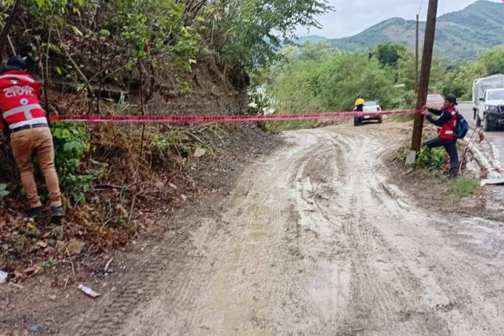 Autoridades supervisan el paso vehicular en Xochiatipan