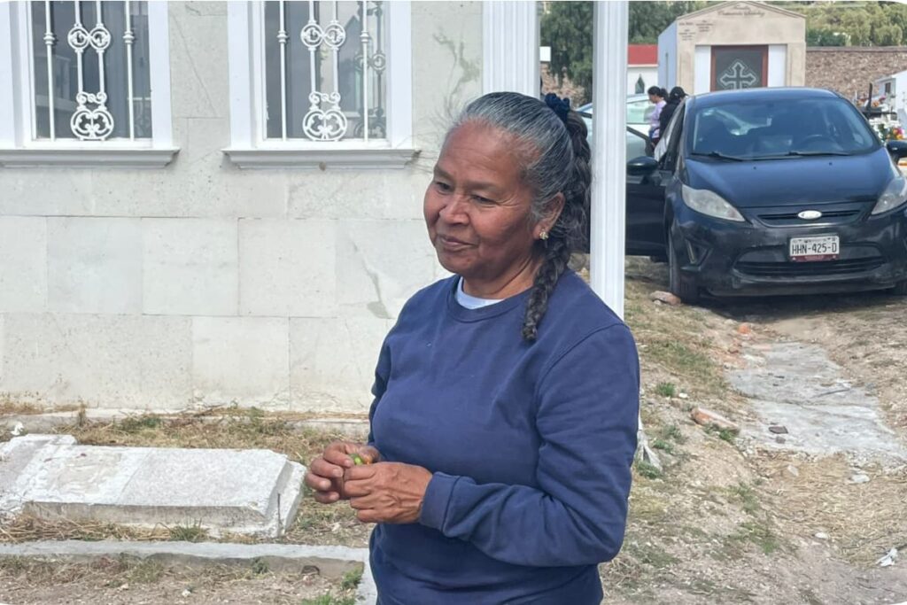 Enriqueta Hernández visita la tumba de su padre cada Día de Muertos en el Panteón Municipal de Pachuca
