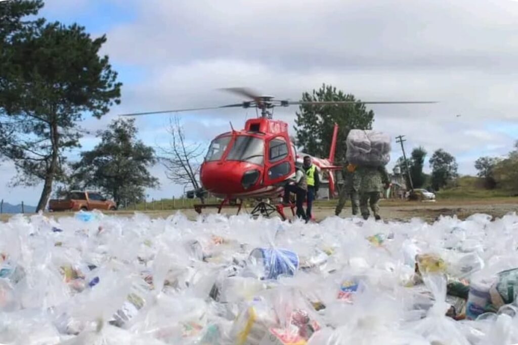 Helicóptero durante maniobra de entrega de víveres en Tianguistengo