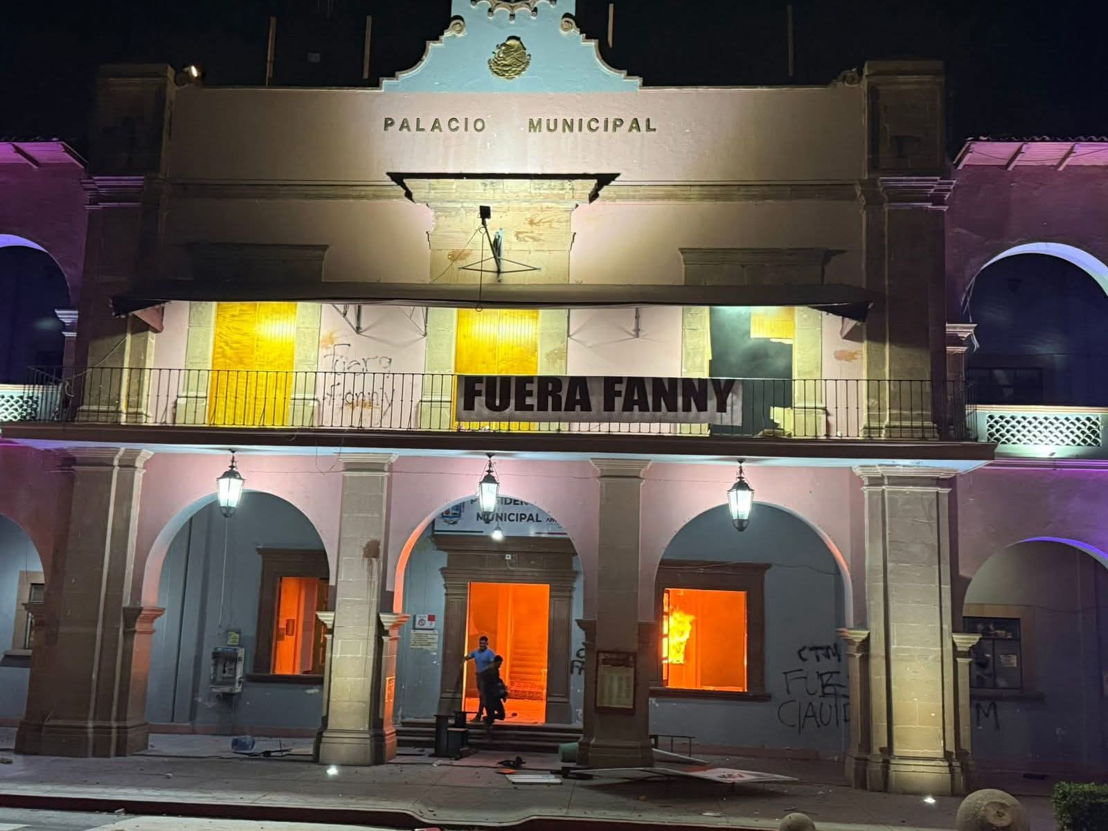 Cientos de ciudadanos marcharon en Apatzingán para exigir justicia y seguridad