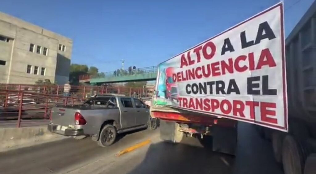 Transporte pesado colocado en accesos de Ecatepec durante los Bloqueos.