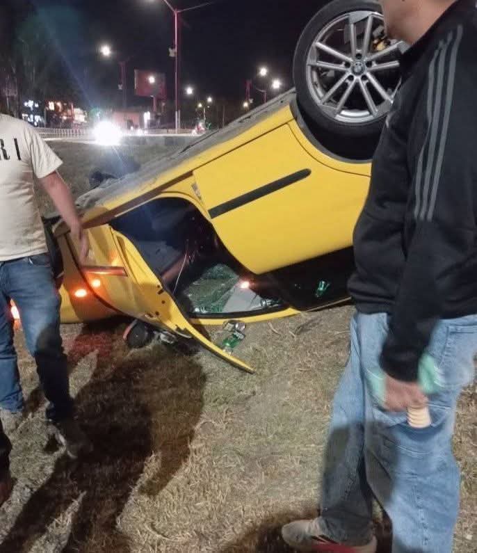 Vehículo volcado sobre Río de las Avenidas; no hubo lesionados