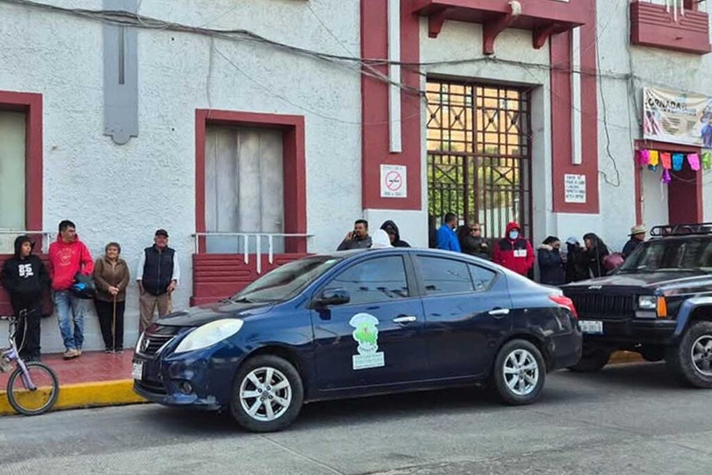 Los cerca de 30 extrabajadores tomaron las instalaciones de la alcaldía para exigir el pago del laudo 