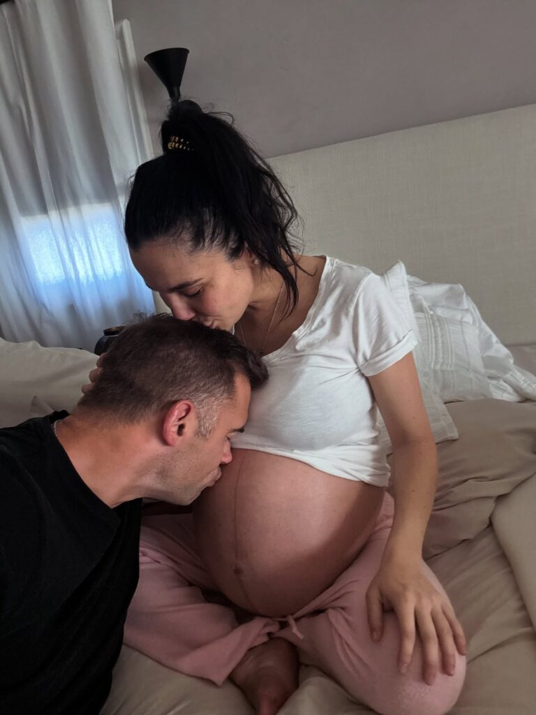 Martha Higareda y Lewis Howes celebran la llegada de sus gemelas