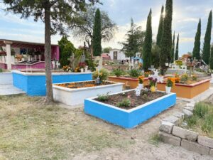 Familias de Tepeji del Río visitan los panteones para rendir homenaje a sus difuntos.