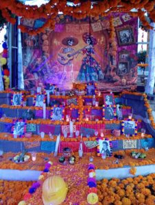 Cempasúchil, velas y música llenaron de vida el jardín principal de Cuautepec de Hinojosa