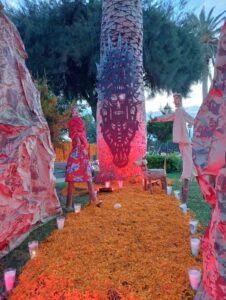 Altares dedicados a figuras de la cultura mexicana fueron parte del recorrido en Cuautepec de Hinojosa