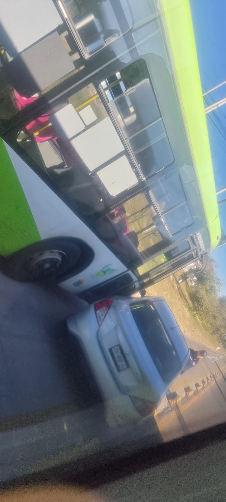 Imprudencia al volante en Pachuca: invaden carril del Tuzobús y provocan accidente