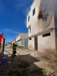 El fuego se concentró en el segundo piso del inmueble, afectando dos habitaciones
