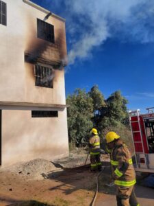 Bomberos y Protección Civil atendieron un incendio registrado en una vivienda deshabitada de la colonia La Loma