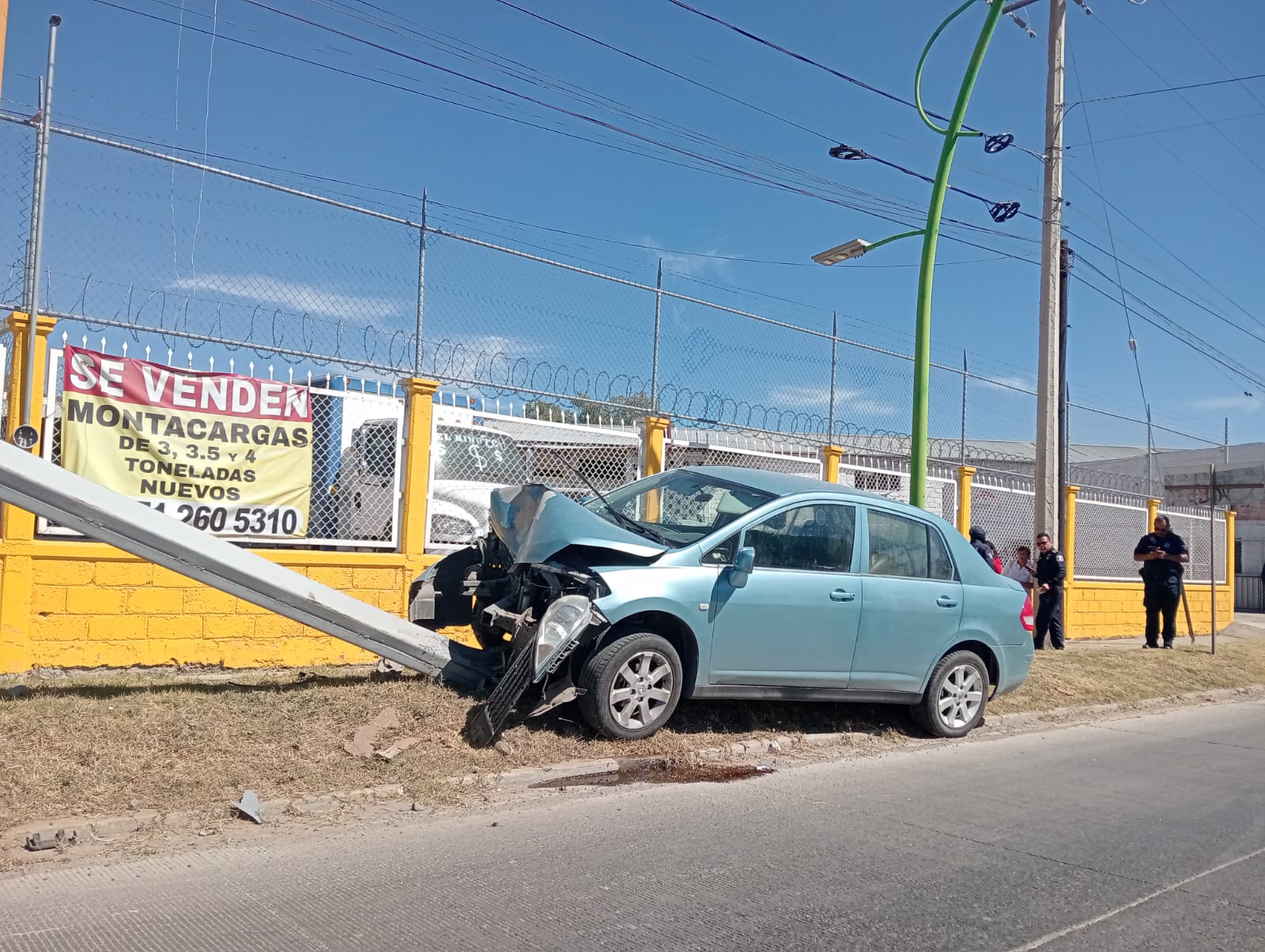 Una persona resultó lesionada tras el choque de un vehículo contra un poste en el bulevar Colosio, cerca del trébol La Paz