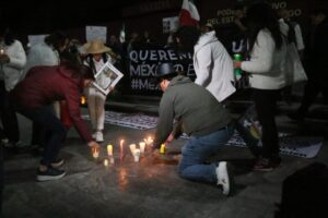 Los manifestantes colocaron velas en forma de cruz frente a Palacio de Gobierno, como símbolo de condena a la violencia en México