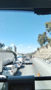 La caída de contenedores provocó tráfico en la autopista México–Querétaro.