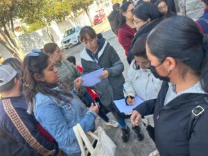Padres de familia cerraron la primaria Francisco I. Noble, en Venta Prieta, para exigir la restitución del profesor Javier Franco, suspendido por presunto acoso escolar, y solicitar la salida del director Misraim Salcedo.