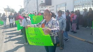 Manifestantes exigieron claridad sobre el paradero del funcionario detenido.