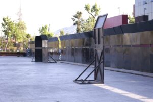 Según Julio Menchaca, la colocación de vallas responde a la presencia de personas “infiltradas” que podrían generar daños durante la marcha del 25N, por lo que se optó por reforzar la seguridad